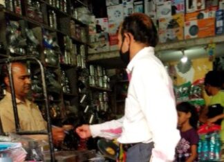 लॉकडाउन में दुकानदारो ने ही लोगो को रेट बढ़ा कर मोटी कमाई करनी शुरी कर दिया