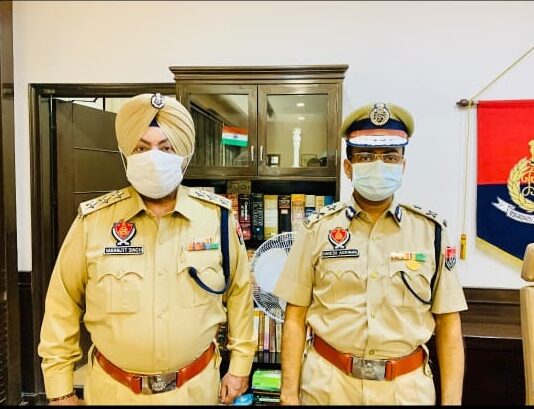 सरदार वरंजित सिंह सोढ़ी जी को ACP की प्रमोशन मिलने पर बहुत-बहुत बधाई कमिश्नर श्री राकेश अग्रवाल ACP वरंजित सिंह को बधाई देते हुए