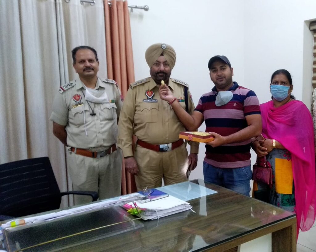 निर्मल हेल्पिंग फाउंडेशन की टीम ACP वरंजित सिंह सोढ़ी को बधाई देते हुए