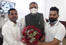 राष्ट्रीय अनुसूचित जाति कमीशन भारत सरकार के चेयरमैन श्री विजय सांपला जी व उनके बेटे साहिल सांपला जी से मिलते हुए , न्यू यंग वाल्मीकि फैडरेशन के ( प्रधान सचिन धिगान जी)