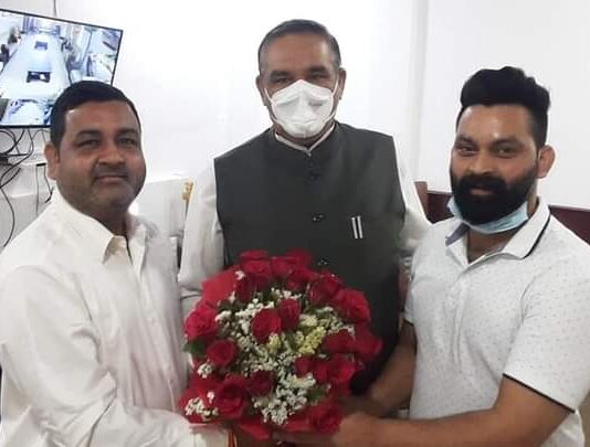 राष्ट्रीय अनुसूचित जाति कमीशन भारत सरकार के चेयरमैन श्री विजय सांपला जी व उनके बेटे साहिल सांपला जी से मिलते हुए , न्यू यंग वाल्मीकि फैडरेशन के ( प्रधान सचिन धिगान जी)