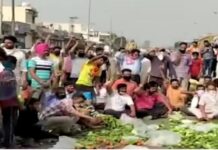 ਪੁਲਿਸ ਵਲੋਂ ਸਬਜ਼ੀ ਵਿਕਰੇਤਾ ਦੀ ਕੀਤੀ ਕੁੱਟ ਮਾਰ ਦੇ ਰੋਸ਼ ਵਿਚ ਸਾਰੇ ਦੁਕਾਨਦਾਰਾਂ ਵਲੋਂ ਸਬਜ਼ੀ ਸੜਕ ਤੇ ਸੁੱਟ ਕੇ ਕੀਤਾ ਪ੍ਰਦਰਸ਼ਨ