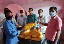 जामताड़ा कोर्ट परिसर में कोर्ट में वकीलों के मुंशी के रूप सेवा दे रहे लगभग 70 मुन्शी को भाजपा नेता वीरेंद्र मंडल ने अनाज का पैकेट वितरण किया