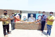 हिंदू नेता सुमित जयसवाल ने शहीदों को फूल अर्पित कर श्रद्धांजलि दी