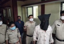 खंडवा शहर में दिनदहाड़े व्यापारी की हत्या के मामले में पुलिस को बड़ी कामयाबी मिली है। पुलिस ने हत्या के मात्र 8 घंटे में ही आरोपी को पकड़ लिया