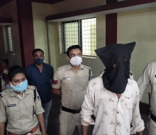 рдЦрдВрдбрд╡рд╛ рд╢рд╣рд░ рдореЗрдВ рджрд┐рдирджрд╣рд╛рдбрд╝реЗ рд╡реНрдпрд╛рдкрд╛рд░реА рдХреА рд╣рддреНрдпрд╛ рдХреЗ рдорд╛рдорд▓реЗ рдореЗрдВ рдкреБрд▓рд┐рд╕ рдХреЛ рдмреЬреА рдХрд╛рдордпрд╛рдмреА рдорд┐рд▓реА рд╣реИред рдкреБрд▓рд┐рд╕ рдиреЗ рд╣рддреНрдпрд╛ рдХреЗ рдорд╛рддреНрд░ 8 рдШрдВрдЯреЗ рдореЗрдВ рд╣реА рдЖрд░реЛрдкреА рдХреЛ рдкрдХрдбрд╝ рд▓рд┐рдпрд╛