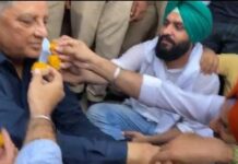 ਯੂਥ ਆਗੂਆਂ ਨੇ ਪਾਂਡੇ ਦਾ ਮੂੰਹ ਮਿੱਠਾ ਕਰਵਾਇਆ- ਨੌਕਰੀ ਮਿਲਣ ਤੇ ਦਿੱਤੀ ਵਧਾਈ।