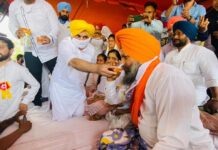 ਭਗਵੰਤ ਮਾਨ ਨੇ ਸਰਬਜੀਤ ਕੌਰ ਮਾਣੂੰਕੇ, ਮਨਵਿੰਦਰ ਸਿੰਘ ਗਿਆਸਪੁਰਾ ਨੂੰ ਜੂਸ ਪਿਲਾ ਕੇ ਭੁੱਖ ਹੜਤਾਲ ਖਤਮ ਕਰਵਾਈ