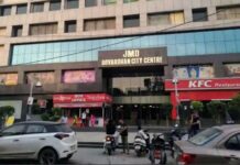 कोरोना महामारी के दौरान लगाई गई पाबंदी के दौरान जेएमडी मॉल में स्पा सेंटर खोलने के आरोप में पुलिस की दबिश, मालकिन के खिलाफ केस दर्ज