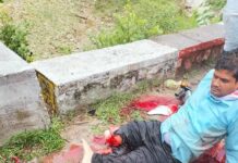 दिल्ली देहरादून नेशनल हाईवे पर डाट काली मंदिर के समीप तेज रफ्तार कार की चपेट में आकर बाइक सवार दंपती गम्भीर रूप से घायल हो गए।