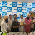 ਚੋਧਰੀ ਮਦਨ ਲਾਲ ਬੱਗਾ ਦਾ ਆਪ ਵਿੱਚ ਸ਼ਾਮਿਲ ਹੋਣ ਤੇ ਆਮ ਆਦਮੀ ਪਾਰਟੀ ਲੁਧਿਆਣਾ ਦੇ ਮੁੱਖ ਦਫ਼ਤਰ ਵਿਖੇ ਸਨਮਾਨਿਤ ਕੀਤਾ ਗਿਆ