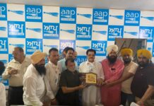 ਚੋਧਰੀ ਮਦਨ ਲਾਲ ਬੱਗਾ ਦਾ ਆਪ ਵਿੱਚ ਸ਼ਾਮਿਲ ਹੋਣ ਤੇ ਆਮ ਆਦਮੀ ਪਾਰਟੀ ਲੁਧਿਆਣਾ ਦੇ ਮੁੱਖ ਦਫ਼ਤਰ ਵਿਖੇ ਸਨਮਾਨਿਤ ਕੀਤਾ ਗਿਆ