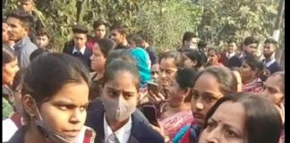 लुधियाना – जैन कॉलोनी के माता मोहन दाई ओसवाल स्कूल के स्टूडेंट्स और परिजनों ने स्कूल के समक्ष फीस वृद्धि के खिलाफ किया प्रदर्शन