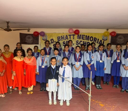 एम डी भट्ट मेमोरियल सीनियर सैकेंडरी स्कूल शिवाजी नगर में बाल दिवस और प्राइज डिसटीब्यूशन का प्रोग्राम आयोजन किया गया