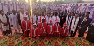 नयागांव क्षेत्र में(पास्टरस एसोसिएशन नयागांव।) मसीही समाज की ओर से क्रिसमस से पूर्व प्रभु यीशु मसीह का जन्मदिन मनाते हुए ढोल नगाड़ों के साथ शोभायात्रा निकाली गई ।