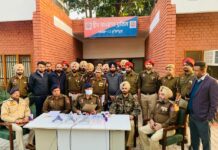 मोहाली शहर और आसपास के इलाकों में कार लूट कर दहशत फैलाने वाले गिरोह के 3 सदस्यों को चोरी के सामान और हथियारों के साथ गिरफ्तार किया गया है.