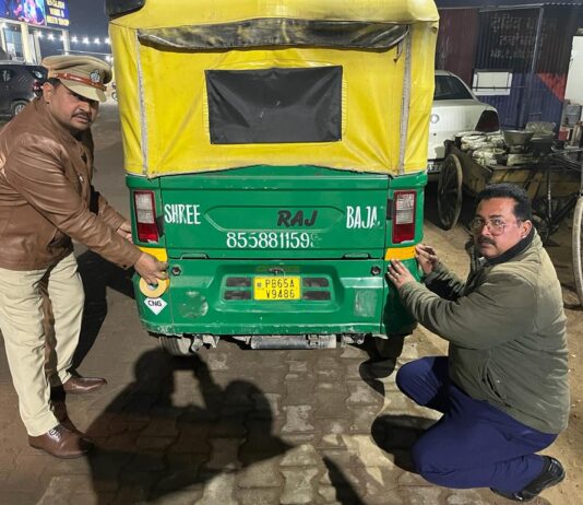 स्थानिय यातायात पुलिस ने रेहडियों पर रिफलैक्टर लगा कर किया जागरूक ।