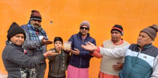 कुमाऊं नगर के वार्ड नंबर 1 नवांगांव में कहीं-कहीं पीने के पानी में गंदा पानी मिल रहा है, लोगों को पीने के पानी के लिए परेशानी का सामना करना पड़ रहा है.