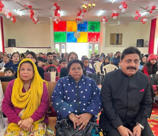 नयागांव के क्रिस्ट दी किंग चर्च मे क्रिसमिस का पर्व बडे उत्साह से मनाया गया ।