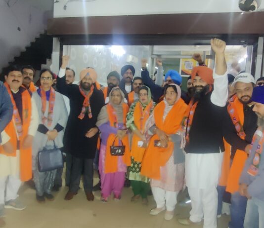 नगर काउंसिल नयागांव की प्रधान सहित छै आकाली पार्षदों समेत कई दलों के नेता भाजपा में शामिल, भाजपामय हो रहा धीरे-धीरे पूरा देश- फतेह जंग बाजवा ।