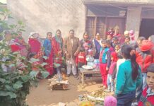 आंगनवाड़ी सेंटर 5 और 6 बच्चों के साथ मिलकर भाजपा पार्षद प्रमोद कुमार ने लोहड़ी का त्यौहार मनाया ।