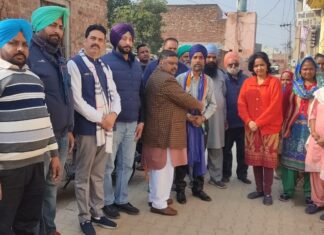 भाजपा मोहाली जिला के एस सी मोर्चा के अध्यक्ष प्रमोद कुमार ने बलदेव सिंह लाडी को सिरोपा डालकर जिला महासचिव बनाया ।