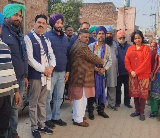 भाजपा मोहाली जिला के एस सी मोर्चा के अध्यक्ष प्रमोद कुमार ने बलदेव सिंह लाडी को सिरोपा डालकर जिला महासचिव बनाया ।