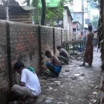 नयागांव बाजार मे न ही कोई शौचालय और ना ही कोई पार्किंग ।