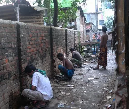 नयागांव बाजार मे न ही कोई शौचालय और ना ही कोई पार्किंग ।