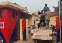 सभी पुलिस स्टेशनों को सुरक्षा के तहत कांटे वाली तारो और जाल से किया जा रहा कवर ।