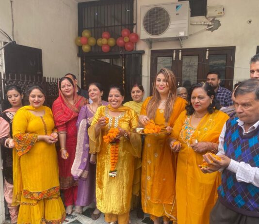 ਤੁਲਸੀ ਮਾਤਾ ਜੀ ਦੇ ਵਿਆਹ ਦੇ ਸਬੰਧ ਵਿੱਚ ਸੰਜੀਵ ਬਿੱਟੂ ਅਤੇ ਸਮੂਹ ਪਰਿਵਾਰਕ ਮੈਂਬਰਾਂ ਵੱਲੋਂ ਤੁਲਸੀ ਮਾਤਾ ਦੇ ਵਿਆਹ ਦੇ ਸ਼ੋਭਾ ਯਾਤਰਾ ਦਾ ਸਵਾਗਤ ਕੀਤਾ ਗਿਆ l