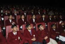 ਸਰਕਾਰੀ ਸਕੂਲ ਦੇ ਵਿਦਿਆਰਥੀਆਂ ਨੂੰ ’12ਵੀਂ ਫੇਲ’ ਫਿਲਮ ਦਿਖਾਈ ਗਈ, ਇਹ ਫਿਲਮ ਸਾਨੂੰ ਮਾੜੇ ਦੌਰ ‘ਚੋਂ ਉਭਰਨਾ ਸਿਖਾਉਂਦੀ ਹੈ – ਜ਼ਿਲ੍ਹਾ ਸਿੱਖਿਆ ਅਫ਼ਸਰ (ਸੈਕੰਡਰੀ) ਡਿੰਪਲ ਮਦਾਨ