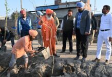 ਐਮ.ਪੀ ਸੀਚੇਵਾਲ ਨੇ ਸੀਨੀਅਰ ਅਧਿਕਾਰੀਆਂ ਨਾਲ ‘ਬੁੱਢੇ ਦਰਿਆ’ ਦੇ ਨਾਲ-ਨਾਲ ਲਗਾਏ ਬੂਟੇ