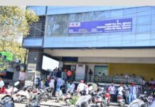 ਲੁਧਿਆਣਾ ਪਾਸਪੋਰਟ ਆਫਿਸ ਬਣਿਆ ਚਿੱਟੇ ਦਾ ਅੱਡਾ , ਚਾਹ ,ਜੂਸ ਅਤੇ ਕੁਲਚੇ ਦੀਆ ਰੇਹੜੀਆਂ ਵਾਲੇ ਬਣੇ ਨੇ ਏਜੇਂਟ , ਆਤਮ ਪਾਰਕ ਚੋਂਕੀ ਨੂੰ ਜਾਂਦੀ ਹੈ ਰਿਸ਼ਤਵਤ, ਇਸ ਲਈ ਨਹੀਂ ਕਰਦੇ ਰੇਡ , ਨਸ਼ੇੜੀ , ਚੋਰ ਅਤੇ ਜਮਾਨਤ ਤੇ ਆਏ ਗੁੰਡੇ ਲੋਕਾਂ ਨੂੰ ਅਵਾਜ਼ਾਂ ਮਾਰ ਬੁਲਾਂਦੇ ਤੇ ਜਲਦੀ ਕੰਮ ਕਰਵਾਓਣ ਦੇ ਮੰਗਦੇ 30 ਤੋਂ 35 ਹਾਜ਼ਰ ਰੁਪਏ