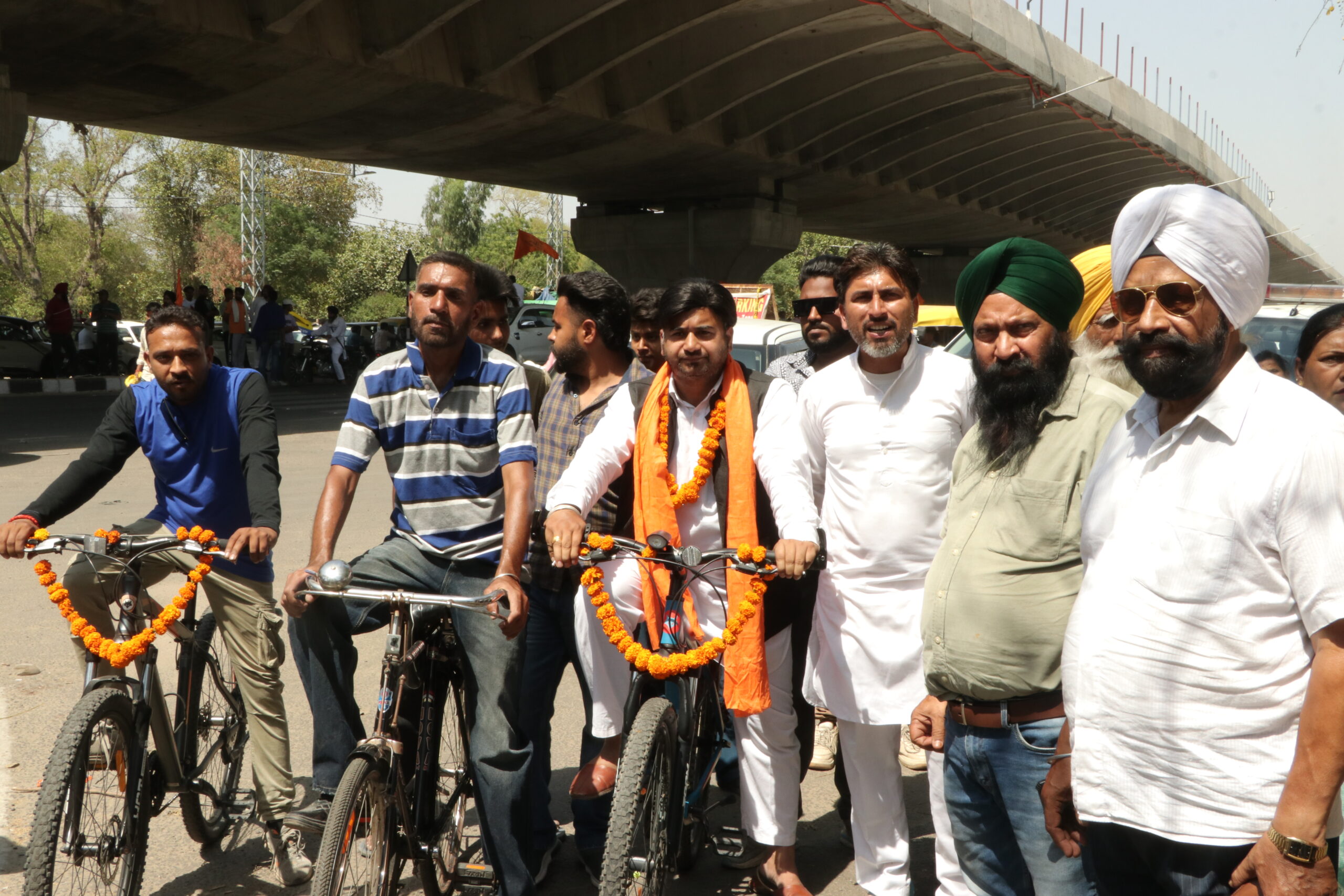 सुनहरा भारत पार्टी के उम्मीदवार राकेश कुमार पहुंचे साइकिल पर नामांकन पत्र दाखिल करने के लिए लोगों के आकर्षण का केंद्र बने राकेश कुमार कहा पेट्रोल लेने के लिए नहीं थे पैसे इसलिए आना पड़ा साइकिल पर नामांकन पत्र दाखिल करने अगर वह जीते हैं तो सबसे पहले पेट्रोल और डीजल के करेंगे रेट कम