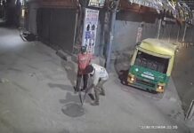 ਲੁਧਿਆਣਾ ‘ਚ ਸੀਵਰੇਜ ਦੇ ਢੱਕਣ ਵਾਲੇ ਚੋਰ ਸਰਗਰਮ, VIDEO ਚੌੜਾ ਬਾਜ਼ਾਰ ਕਾਲੀ ਚਰਨ ਚੌਕ ਕੋਲ ਆਟੋ ‘ਚ ਆਏ ਚੋਰ, ਇਲਾਕੇ ‘ਚ ਕਈ ਥਾਵਾਂ ‘ਤੇ ਖਾਲੀ ਪਏ ਮੇਨ ਹਾਲ