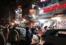 ਫੀਲਡਗੰਜ ਜਮਾਂ ਮਜੀ ਦੇ ਸਾਹਮਣੇ ਬਸੰਤ ਆਈਸਕ੍ਰੀਮ ਸ਼ਾਪ ਤੇ ਇੱਕ ਸ਼ਖਸ ਵੱਲੋਂ ਪਾਰਕਿੰਗ ਸੜਕ ਦੇ ਵਿਚਕਾਰੇ ਪਾਰਕਿੰਗ 15 ਕੁ ਮਿੰਟ ਤੱਕ ਰਿਹਾ ਟਰੈਫਿਕ ਜਾਮ |