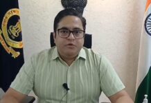 ਮਾਰਕੀਟ ਨੂੰ ਅੱਗ ਤੋਂ ਬਚਾਉਣ ਵਾਲੇ ਸਮਾਜ ਸੇਵੀ ਦਾ ਥਾਣੇਦਾਰ ਵੱਲੋਂ ਕੀਤਾ ਗਿਆ ਸਨਮਾਨ