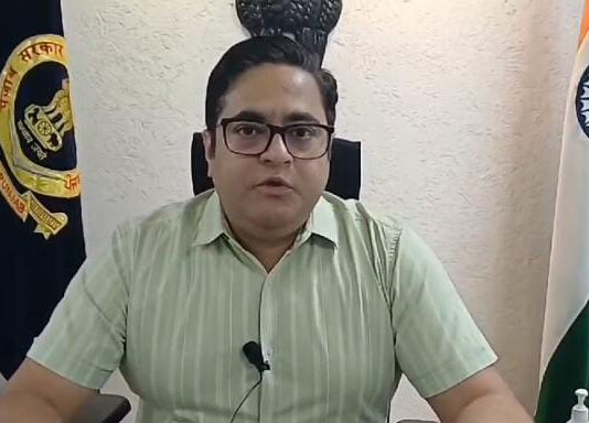 ਮਾਰਕੀਟ ਨੂੰ ਅੱਗ ਤੋਂ ਬਚਾਉਣ ਵਾਲੇ ਸਮਾਜ ਸੇਵੀ ਦਾ ਥਾਣੇਦਾਰ ਵੱਲੋਂ ਕੀਤਾ ਗਿਆ ਸਨਮਾਨ