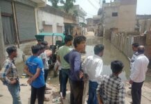 ਸੀਵਰੇਜ ਬਲਾਕ ਹੋਣ ਕਰਕੇ ਲੋਕਾਂ ਦੇ ਘਰਾਂ ਅੱਗੇ ਖੜ੍ਹਾ ਹੋਇਆ ਗੰਦਾ ਪਾਣੀਦੁਖੀ ਹੋ ਕੇ ਲੋਕਾਂ ਨੇ ਪ੍ਰਸ਼ਾਸਨ ਦੇ ਖਿਲਾਫ ਕੀਤੀ ਜੰਮ ਕੇ ਨਾਅਰੇਬਾਜ਼ੀ