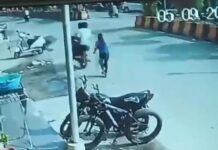 ਜਲੰਧਰ ਦਿਨ-ਦਿਹਾੜੇ ਟਿਊਸ਼ਨ ਤੋਂ ਘਰ ਪਰਤ ਰਹੀ ਲੜਕੀ ਦਾ ਮੋਬਾਈਲ ਖੋਹ ਕੇ ਲੁਟੇਰੇ ਫਰਾਰ, ਵੇਖੋ CCTV