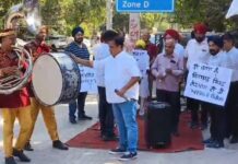 ਲੁਧਿਆਣਾ ਨਗਰ ਨਿਗਮ ਡੀ ਜੋਨ ਦੇ ਬਾਹਰ ਭੱਜੇ ਬੈਂਡ,, ਸਮਾਜ ਸੇਵੀ ਵੱਲੋਂ ਨਗਰ ਨਿਗਮ ਕਮਿਸ਼ਨਰ ਦੀ ਕੁੰਮਕਰਨ ਨੀਂਦ ਤੋਂ ਜਗਾਨ ਦੀ ਕੀਤੀ ਗਈ ਕੋਸ਼ਿਸ਼ ਸ਼ਹਿਰ ਦੇ ਵਿੱਚ ਨਜਾਇਜ਼ ਬਣ ਰਹੀ ਬਿਲਡਿੰਗਾਂ ਨੂੰ ਲੈ ਕੇ ਕੀਤਾ ਗਿਆ ਅਨੋਖੇ ਤਰੀਕੇ ਨਾਲ ਪ੍ਰਦਰਸ਼ਨ ਸਮਾਜ ਸੇਵੀ ਗੌਰਵ ਉਰਫ ਸੱਚਾ ਯਾਦਵ ਵੱਲੋਂ